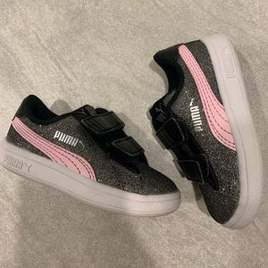 Black glitter and pink Velcro Puma sneakers, size Toddler 4 💗